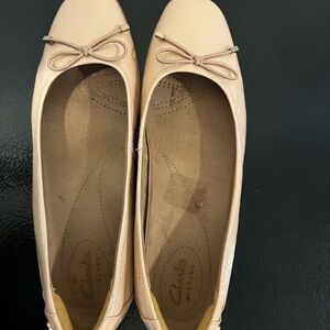 Clarks Women's Tan Bow Flats